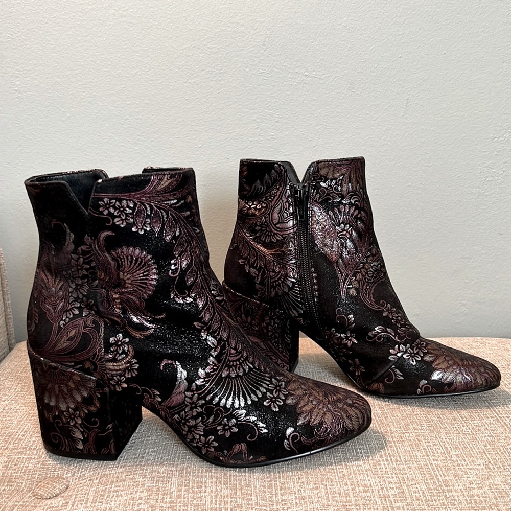 ALDO gorgeous unique boots with block heel. Worn 1-2 times. EUC